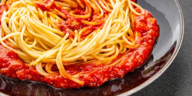 Spagetti bolonez makarna sosu lezzetli lezzetli lezzetli gurme yemek arka plan masa kırsal yemek üst görünüm fotokopi alanı