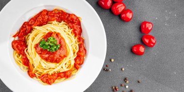 Spagetti bolonez makarna sosu lezzetli lezzetli lezzetli gurme yemek arka plan masa kırsal yemek üst görünüm fotokopi alanı