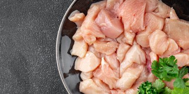 Tavuk eti çiğ et kümes hayvanları taze gurme yemek arka planı masa rustik gıda üst görünüm fotokopi alanı