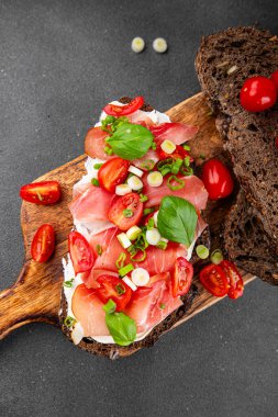 Jambon, domates, yeşillik taze lezzetli gurme yemek arkaplanı masa kırsal yiyeceklerin üst görünümü fotokopi alanı.