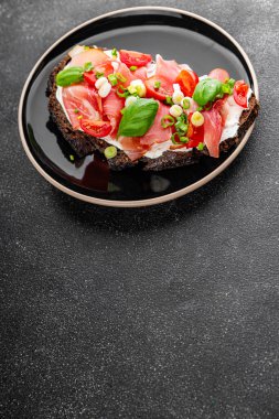 Jambon, domates, yeşillik taze lezzetli gurme yemek arkaplanı masa kırsal yiyeceklerin üst görünümü fotokopi alanı.