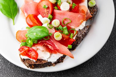 Jambon, domates, yeşillik taze lezzetli gurme yemek arkaplanı masa kırsal yiyeceklerin üst görünümü fotokopi alanı.