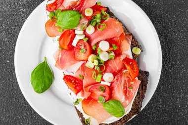 Jambon, domates, yeşillik taze lezzetli gurme yemek arkaplanı masa kırsal yiyeceklerin üst görünümü fotokopi alanı.