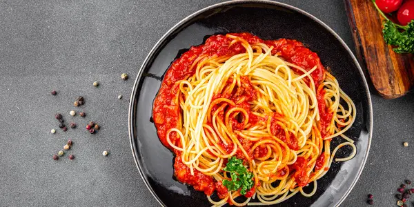 Spagetti bolonez makarna sosu lezzetli lezzetli lezzetli gurme yemek arka plan masa kırsal yemek üst görünüm fotokopi alanı
