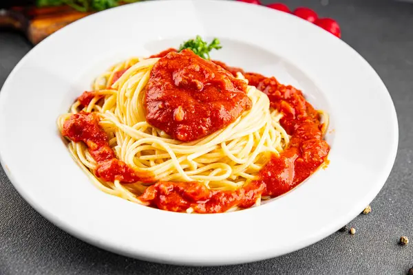 Spagetti bolonez makarna sosu lezzetli lezzetli lezzetli gurme yemek arka plan masa kırsal yemek üst görünüm fotokopi alanı