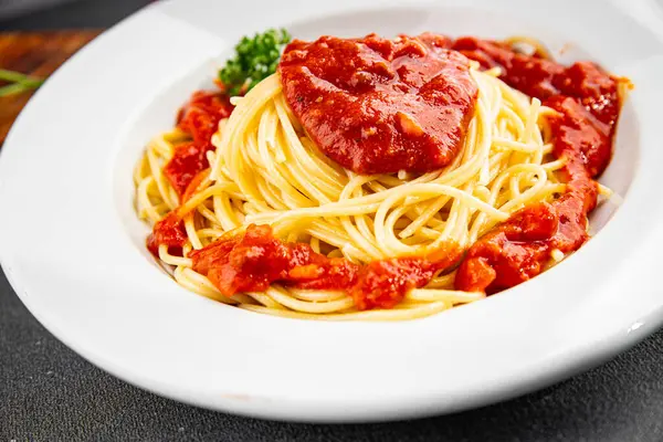 Spagetti bolonez makarna sosu lezzetli lezzetli lezzetli gurme yemek arka plan masa kırsal yemek üst görünüm fotokopi alanı