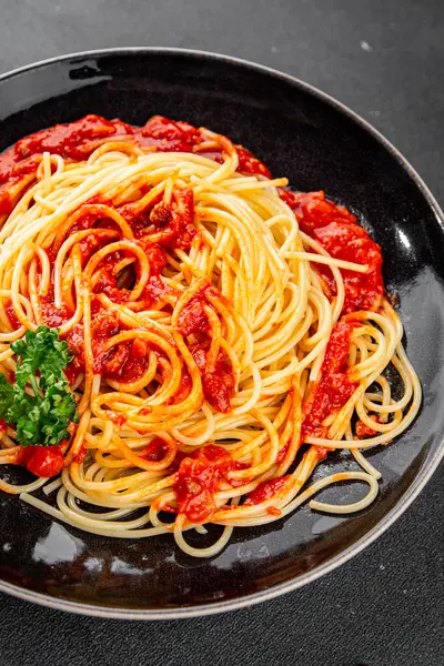 Spagetti bolonez makarna sosu lezzetli lezzetli lezzetli gurme yemek arka plan masa kırsal yemek üst görünüm fotokopi alanı