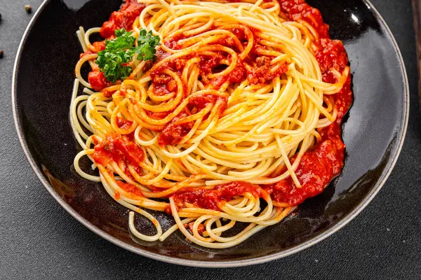 Spagetti bolonez makarna sosu lezzetli lezzetli lezzetli gurme yemek arka plan masa kırsal yemek üst görünüm fotokopi alanı