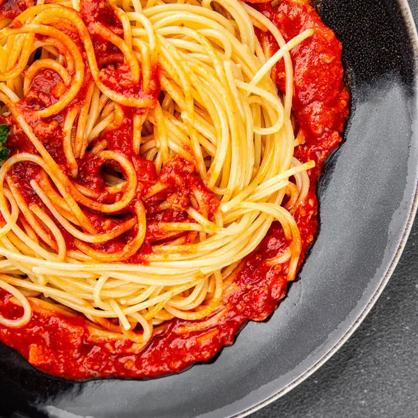 Spagetti bolonez makarna sosu lezzetli lezzetli lezzetli gurme yemek arka plan masa kırsal yemek üst görünüm fotokopi alanı