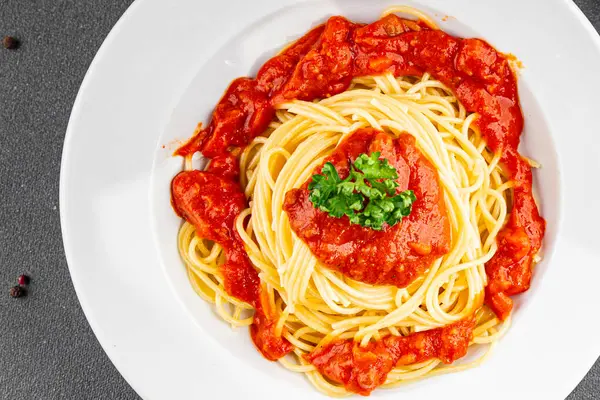 Spagetti bolonez makarna sosu lezzetli lezzetli lezzetli gurme yemek arka plan masa kırsal yemek üst görünüm fotokopi alanı