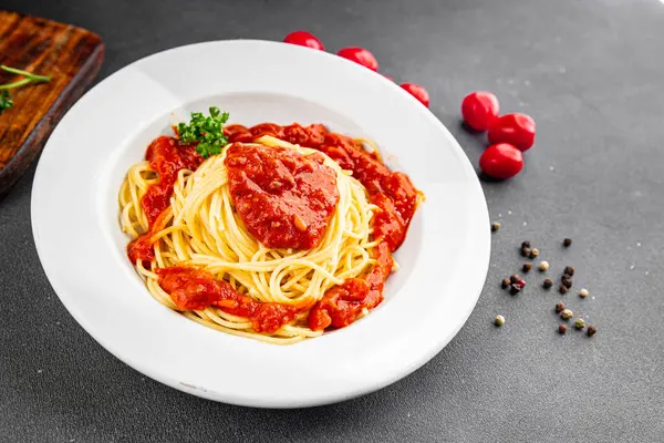 Spagetti bolonez makarna sosu lezzetli lezzetli lezzetli gurme yemek arka plan masa kırsal yemek üst görünüm fotokopi alanı