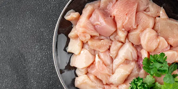 Tavuk eti çiğ et kümes hayvanları taze gurme yemek arka planı masa rustik gıda üst görünüm fotokopi alanı