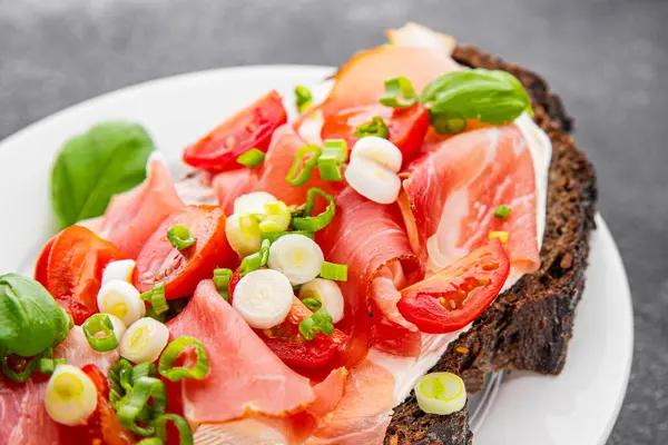 Jambon, domates, yeşillik taze lezzetli gurme yemek arkaplanı masa kırsal yiyeceklerin üst görünümü fotokopi alanı.