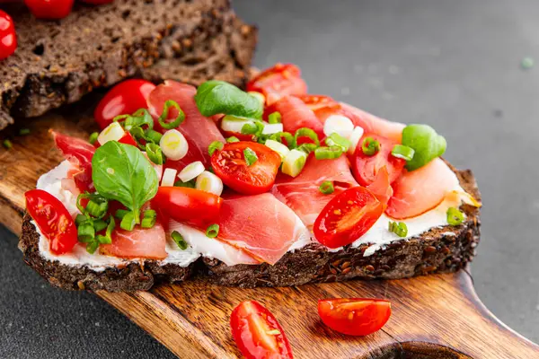 Jambon, domates, yeşillik taze lezzetli gurme yemek arkaplanı masa kırsal yiyeceklerin üst görünümü fotokopi alanı.