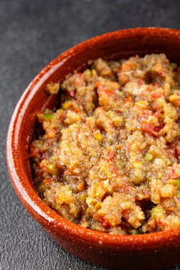 Patlıcan soslu patlıcan salatası Baba ganoush patlıcan, domates, soğan kabuğu taze gurme yemek arkaplanı masa rustik gıda üst görünümü fotokopi spac