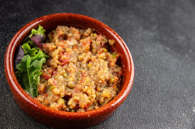 Patlıcan soslu patlıcan salatası Baba ganoush patlıcan, domates, soğan kabuğu taze gurme yemek arkaplanı masa rustik gıda üst görünümü fotokopi spac