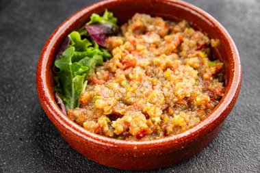 Patlıcan soslu patlıcan salatası Baba ganoush patlıcan, domates, soğan kabuğu taze gurme yemek arkaplanı masa rustik gıda üst görünümü fotokopi spac