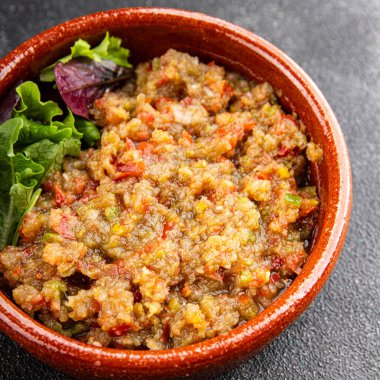 Patlıcan soslu patlıcan salatası Baba ganoush patlıcan, domates, soğan kabuğu taze gurme yemek arkaplanı masa rustik gıda üst görünümü fotokopi spac