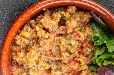 Patlıcan soslu patlıcan salatası Baba ganoush patlıcan, domates, soğan kabuğu taze gurme yemek arkaplanı masa rustik gıda üst görünümü fotokopi spac