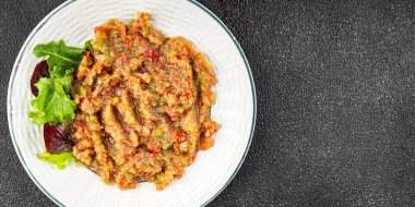 Patlıcan soslu patlıcan salatası Baba ganoush patlıcan, domates, soğan kabuğu taze gurme yemek arkaplanı masa rustik gıda üst görünümü fotokopi spac