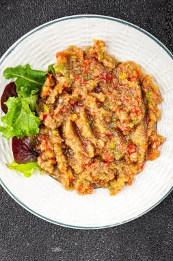 Patlıcan soslu patlıcan salatası Baba ganoush patlıcan, domates, soğan kabuğu taze gurme yemek arkaplanı masa rustik gıda üst görünümü fotokopi spac