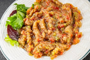 Patlıcan soslu patlıcan salatası Baba ganoush patlıcan, domates, soğan kabuğu taze gurme yemek arkaplanı masa rustik gıda üst görünümü fotokopi spac