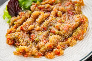 Patlıcan soslu patlıcan salatası Baba ganoush patlıcan, domates, soğan kabuğu taze gurme yemek arkaplanı masa rustik gıda üst görünümü fotokopi spac