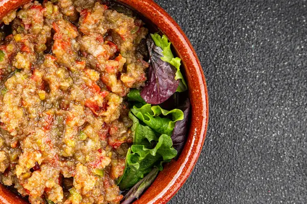 Patlıcan soslu patlıcan salatası Baba ganoush patlıcan, domates, soğan kabuğu taze gurme yemek arkaplanı masa rustik gıda üst görünümü fotokopi spac