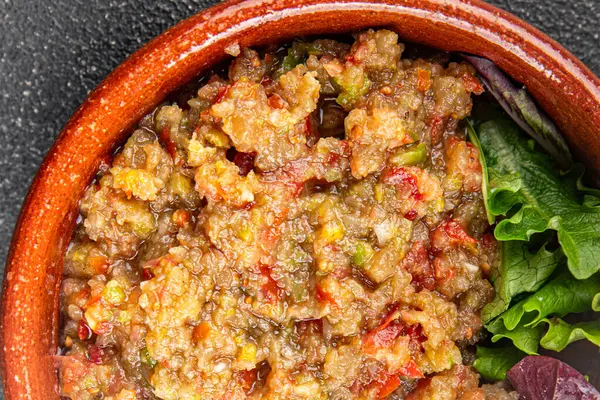 Patlıcan soslu patlıcan salatası Baba ganoush patlıcan, domates, soğan kabuğu taze gurme yemek arkaplanı masa rustik gıda üst görünümü fotokopi spac