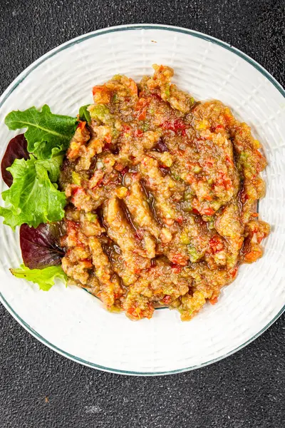 Patlıcan soslu patlıcan salatası Baba ganoush patlıcan, domates, soğan kabuğu taze gurme yemek arkaplanı masa rustik gıda üst görünümü fotokopi spac