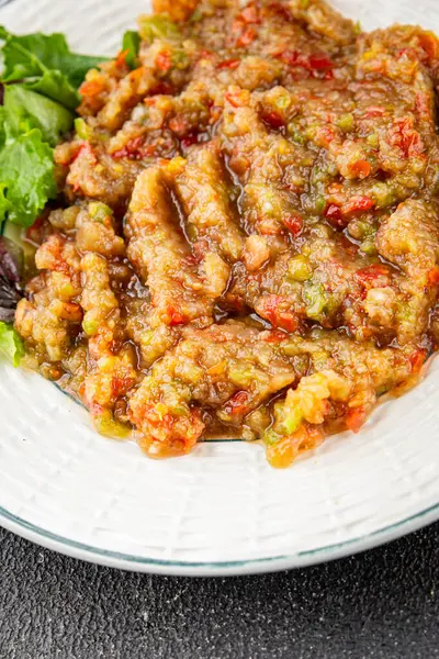 Patlıcan soslu patlıcan salatası Baba ganoush patlıcan, domates, soğan kabuğu taze gurme yemek arkaplanı masa rustik gıda üst görünümü fotokopi spac