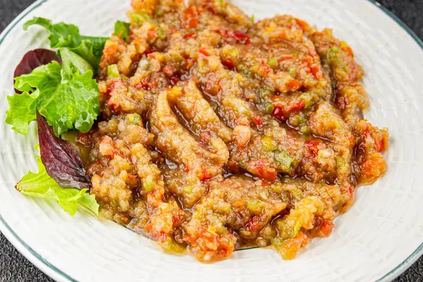 Patlıcan soslu patlıcan salatası Baba ganoush patlıcan, domates, soğan kabuğu taze gurme yemek arkaplanı masa rustik gıda üst görünümü fotokopi spac