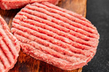 Çiğ et pirzolası domuz eti eti eti organik ürün taze gurme yemek arkaplan masa üzerinde rustik gıda üst görünüm fotokopi alanı keto ve paleo diyet