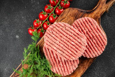Çiğ et pirzolası domuz eti eti eti organik ürün taze gurme yemek arkaplan masa üzerinde rustik gıda üst görünüm fotokopi alanı keto ve paleo diyet