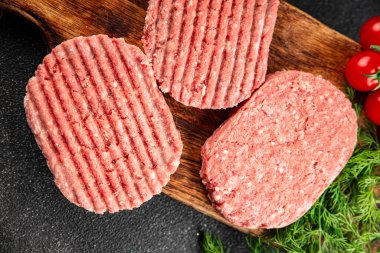 Çiğ et pirzolası domuz eti eti eti organik ürün taze gurme yemek arkaplan masa üzerinde rustik gıda üst görünüm fotokopi alanı keto ve paleo diyet