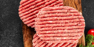 Çiğ et pirzolası domuz eti eti eti organik ürün taze gurme yemek arkaplan masa üzerinde rustik gıda üst görünüm fotokopi alanı keto ve paleo diyet