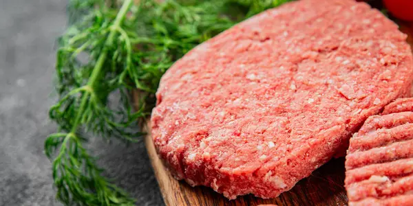 Çiğ et pirzolası domuz eti eti eti organik ürün taze gurme yemek arkaplan masa üzerinde rustik gıda üst görünüm fotokopi alanı keto ve paleo diyet