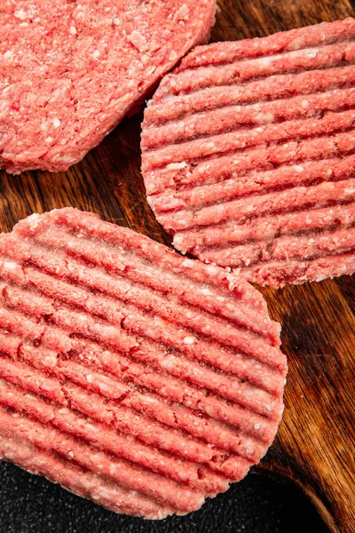 Çiğ et pirzolası domuz eti eti eti organik ürün taze gurme yemek arkaplan masa üzerinde rustik gıda üst görünüm fotokopi alanı keto ve paleo diyet