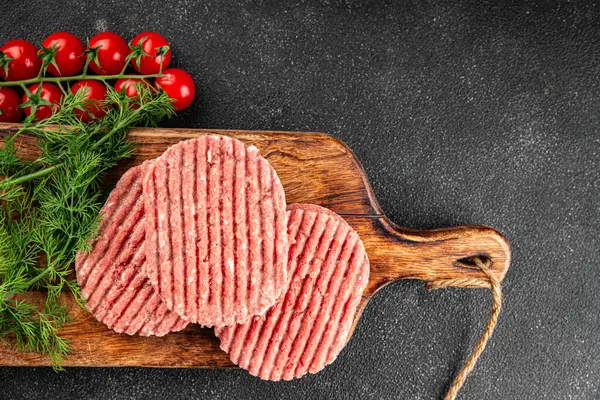 Çiğ et pirzolası domuz eti eti eti organik ürün taze gurme yemek arkaplan masa üzerinde rustik gıda üst görünüm fotokopi alanı keto ve paleo diyet