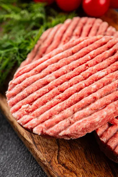 Çiğ et pirzolası domuz eti eti eti organik ürün taze gurme yemek arkaplan masa üzerinde rustik gıda üst görünüm fotokopi alanı keto ve paleo diyet