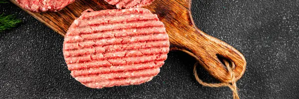 Çiğ et pirzolası domuz eti eti eti organik ürün taze gurme yemek arkaplan masa üzerinde rustik gıda üst görünüm fotokopi alanı keto ve paleo diyet
