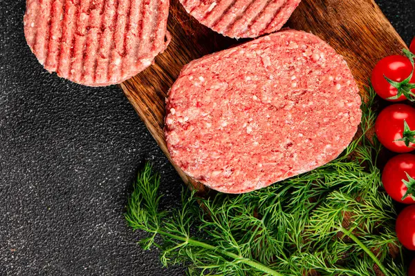 Çiğ et pirzolası domuz eti eti eti organik ürün taze gurme yemek arkaplan masa üzerinde rustik gıda üst görünüm fotokopi alanı keto ve paleo diyet