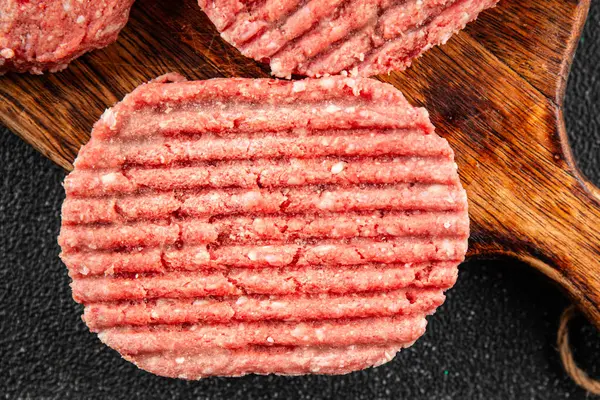 Çiğ et pirzolası domuz eti eti eti organik ürün taze gurme yemek arkaplan masa üzerinde rustik gıda üst görünüm fotokopi alanı keto ve paleo diyet