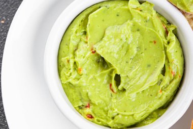 Guacamole sosu avokado sosu soğuk meze organik ürün lezzetli gurme yemek arkaplan masa üzerinde rustik gıda üst görünüm fotokopi alanı keto ve paleo diyet vejetaryen ve vejetaryen gıda