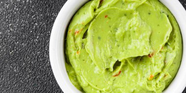 Guacamole sosu avokado sosu soğuk meze organik ürün lezzetli gurme yemek arkaplan masa üzerinde rustik gıda üst görünüm fotokopi alanı keto ve paleo diyet vejetaryen ve vejetaryen gıda