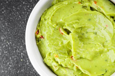 Guacamole sosu avokado sosu soğuk meze organik ürün lezzetli gurme yemek arkaplan masa üzerinde rustik gıda üst görünüm fotokopi alanı keto ve paleo diyet vejetaryen ve vejetaryen gıda