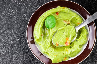 Guacamole sosu avokado sosu soğuk meze organik ürün lezzetli gurme yemek arkaplan masa üzerinde rustik gıda üst görünüm fotokopi alanı keto ve paleo diyet vejetaryen ve vejetaryen gıda