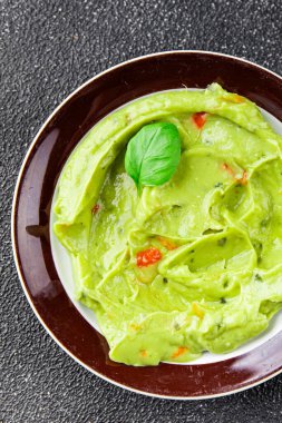 Guacamole sosu avokado sosu soğuk meze organik ürün lezzetli gurme yemek arkaplan masa üzerinde rustik gıda üst görünüm fotokopi alanı keto ve paleo diyet vejetaryen ve vejetaryen gıda