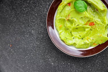 Guacamole sosu avokado sosu soğuk meze organik ürün lezzetli gurme yemek arkaplan masa üzerinde rustik gıda üst görünüm fotokopi alanı keto ve paleo diyet vejetaryen ve vejetaryen gıda