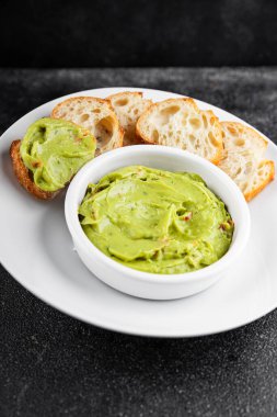 Guacamole sosu avokado sosu soğuk meze organik ürün lezzetli gurme yemek arkaplan masa üzerinde rustik gıda üst görünüm fotokopi alanı keto ve paleo diyet vejetaryen ve vejetaryen gıda